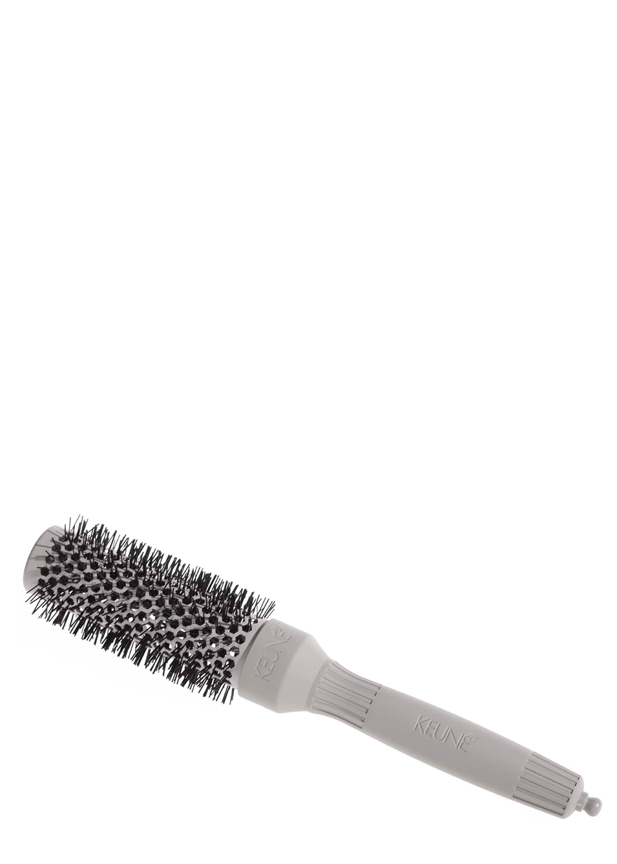 KEUNE CERAMIC ROUND BRUSH 32MM: The professional styling tool for bouncy blowouts, volume, and curls. With a contoured handle and non-slip bristles. Available now on keune.ch.