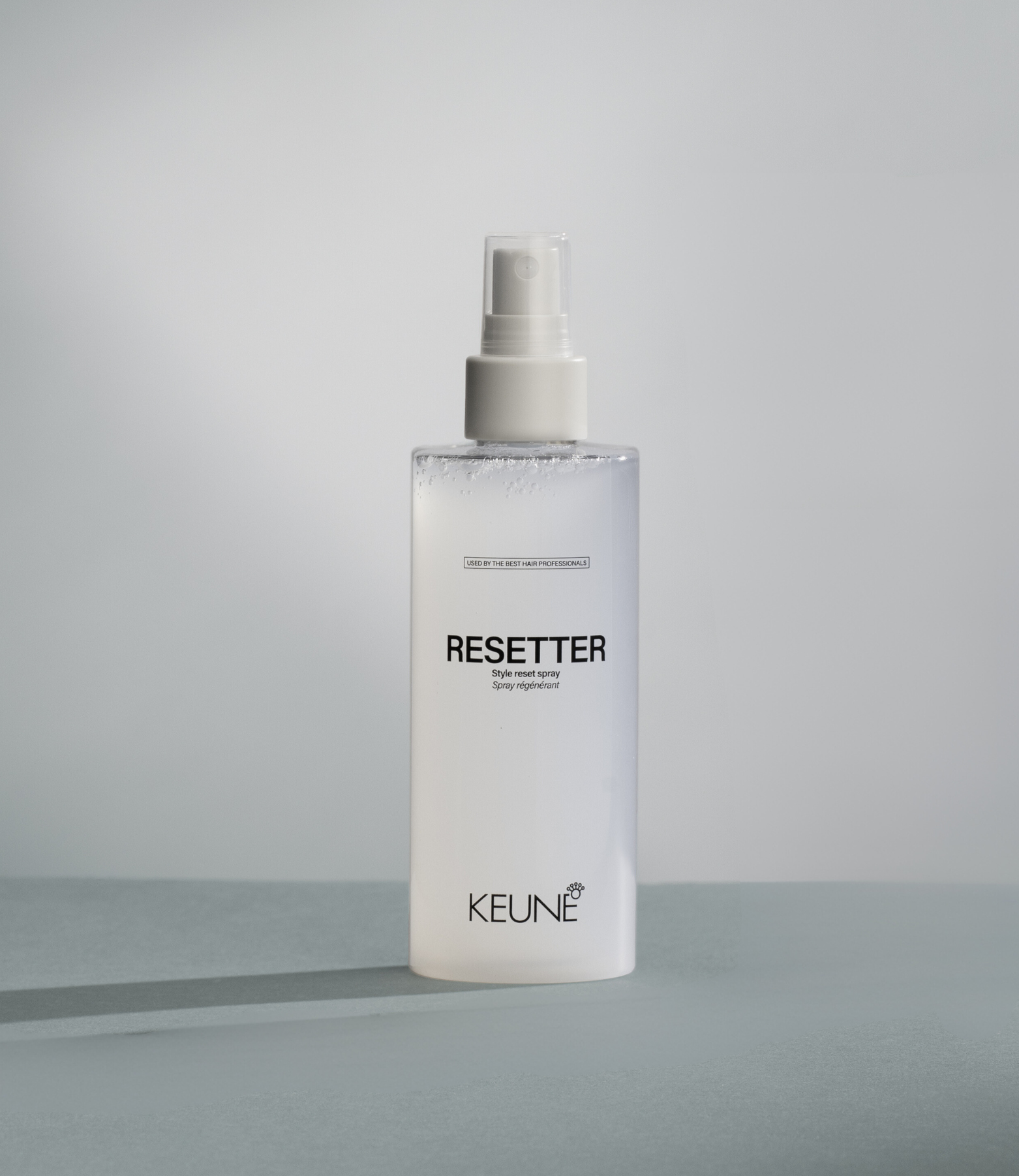 Keune Resetter - Style-Reset-Spray: Luxuriöse Haarpflege, schützt bis zu 230°C vor Hitze und stärkt das Haar mit Präbiotika und Rosmarin.